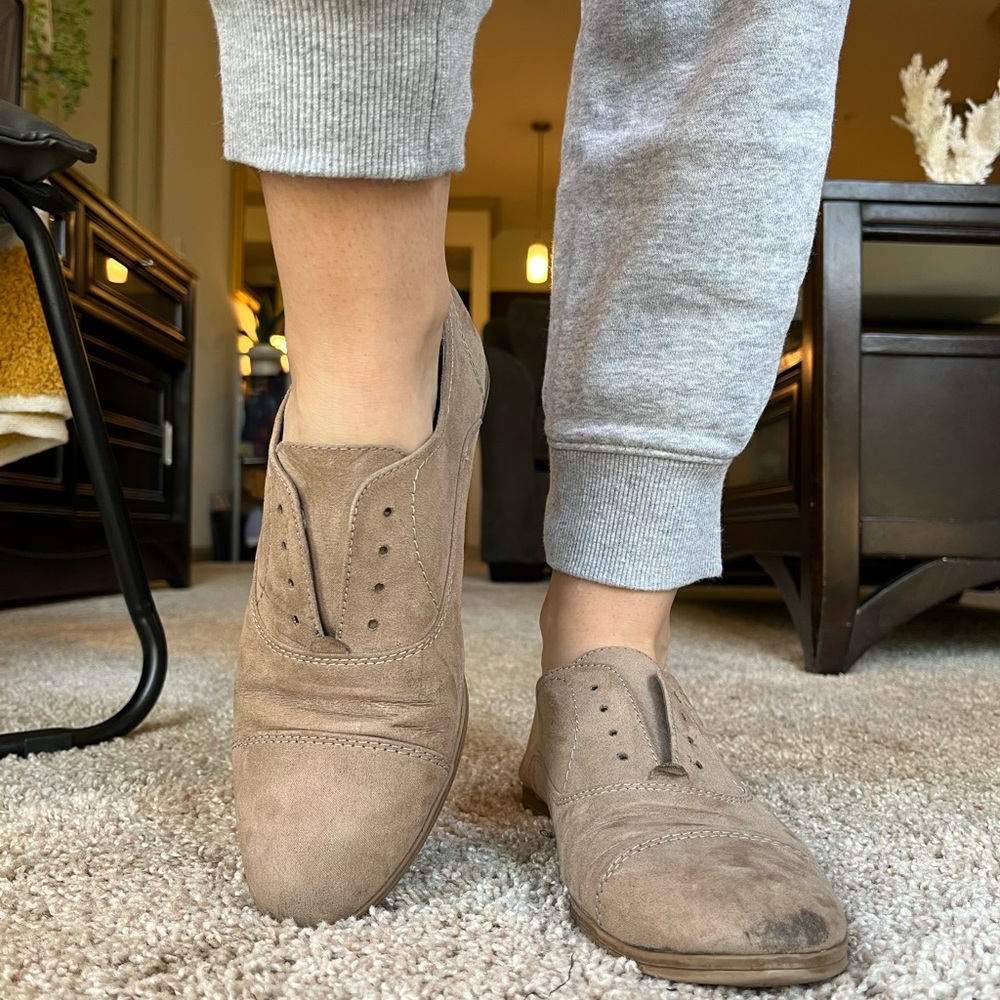 Brand: Dolce Vita
Size: 7 1/2
Color: Tan
Wear: Worn